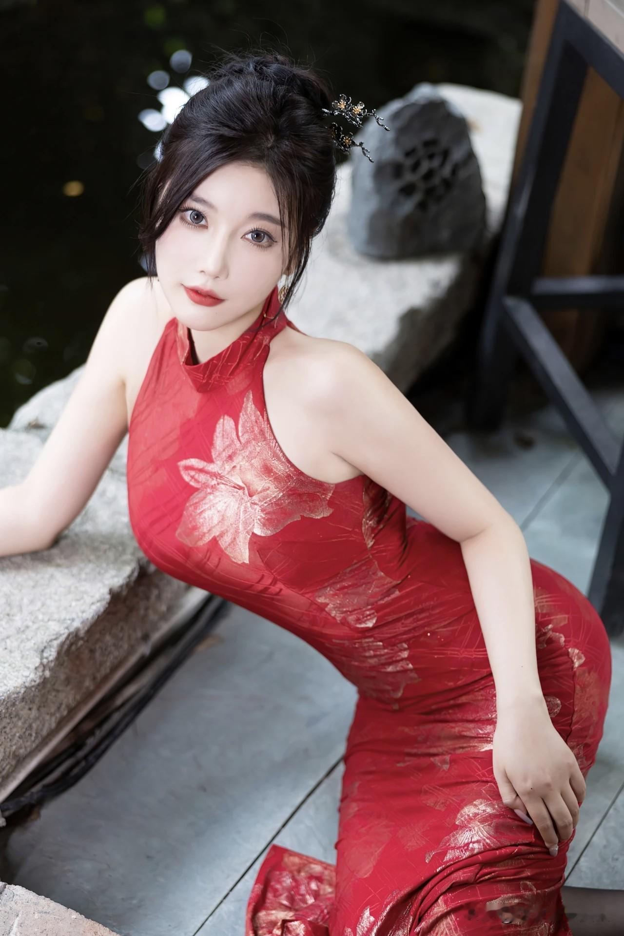 红黑配旗袍黑丝大长腿，这腰臀比真得绝了！