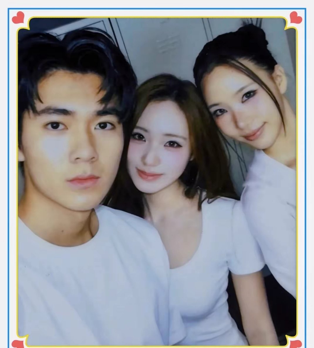 小S二女儿Lily晒许雅钧生日照，小S亲吻许雅钧脸颊，很甜蜜！ ​