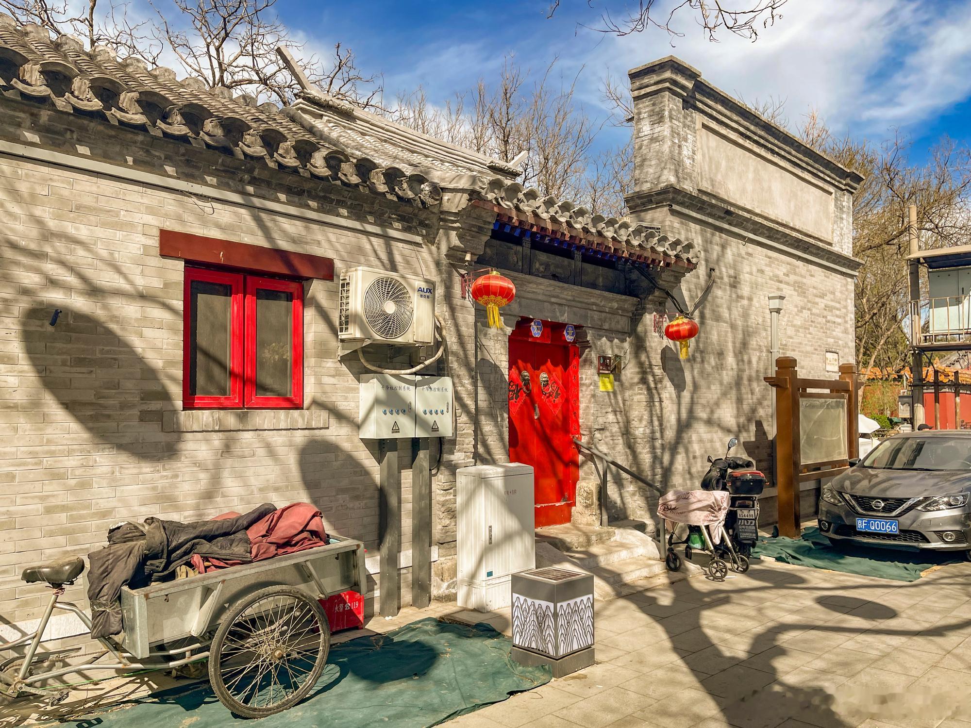 陟山门街呈东西走向，东起景山西街，西至北海公园陟山门。全长218米，均...