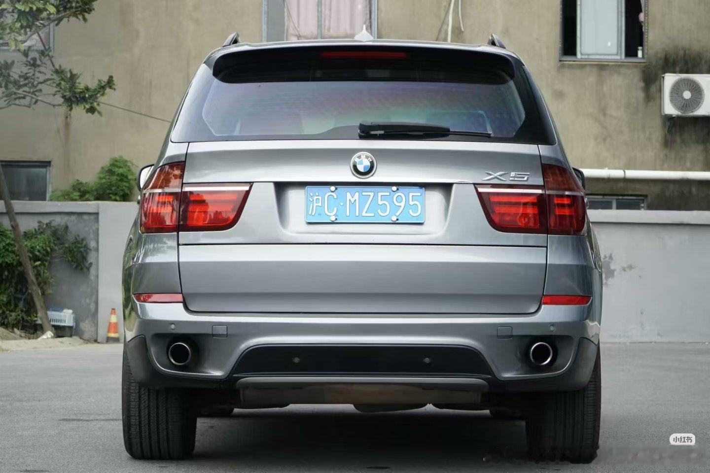 这辆开过的宝马X5，满级xDrive35i，实表已经超过14万km，全车原版只有三个面划痕补漆，车况精品非常难得，底盘十分扎实，动力强劲，搭载3.0T N55B30直列六缸发动机，而且是开得特别舒展，但确实是可遇不可求 ​