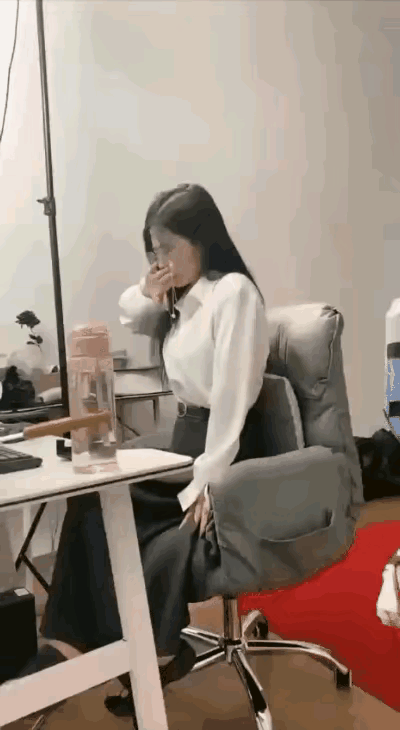 这美女在干什么呢！是不是在办公室有屁不敢放，憋的多难受。