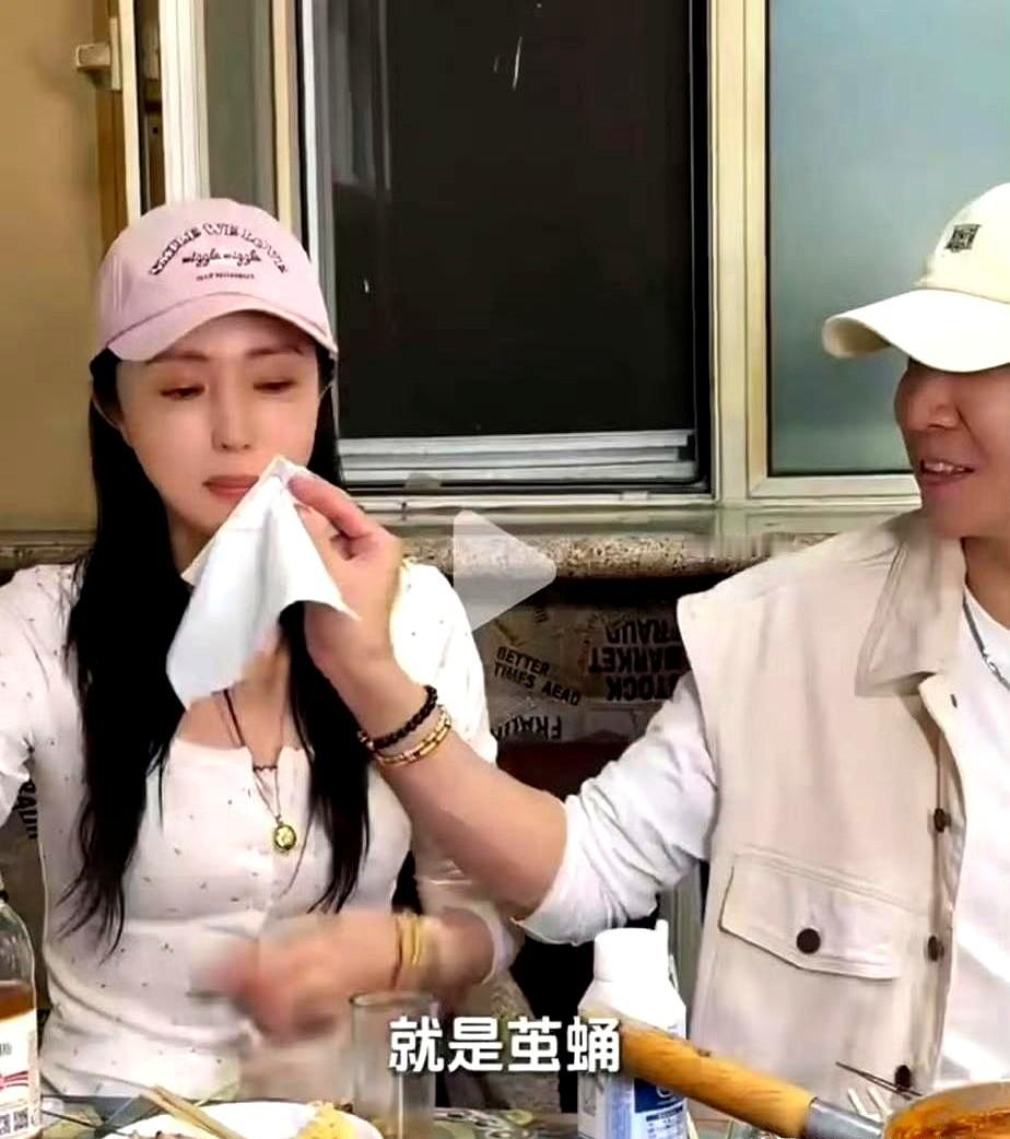 有人说他俩是利益捆绑，我看未必。

不知道你们发现没，董璇的眼神，越来越像张维伊了。那种嘴角不自觉上扬的弧度，也几乎一模一样。

这不是玄学。两个人待久了，口腔和皮肤的菌群会相互影响，连激素水平都趋于同步。说白了，亲密接触越多，长得越像。

看董璇现在的状态，越来越松弛，像个被宠着的小女孩。一个男人