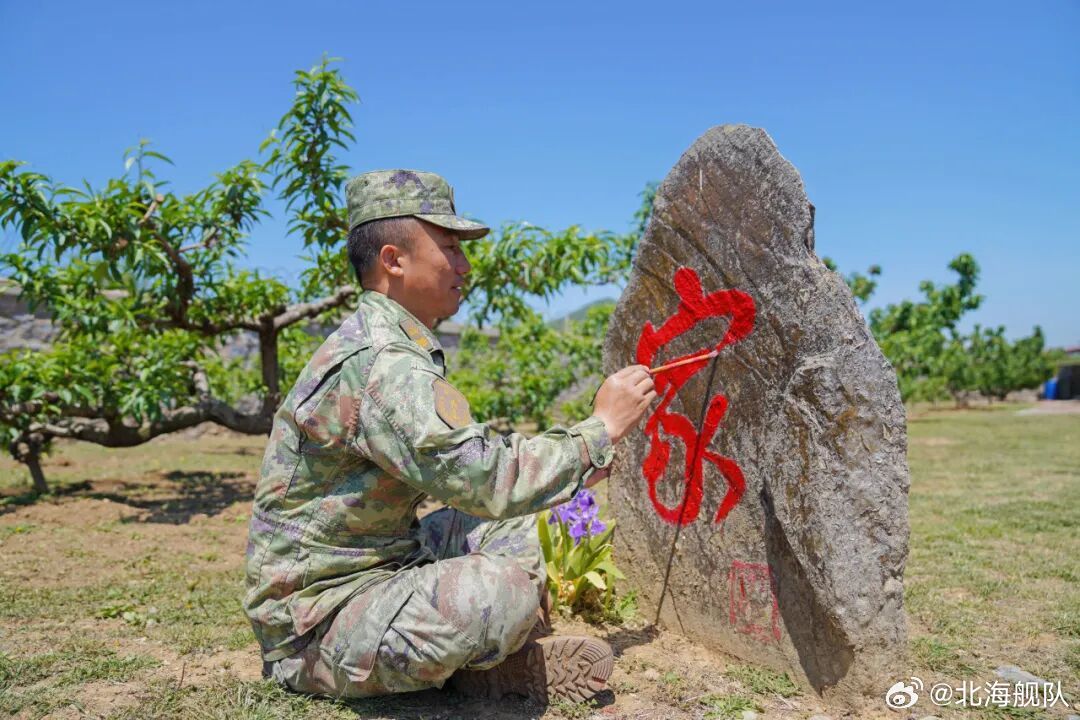 【信号塔下的二十六载坚守】在26年的军旅时光里，导航机的声音就像海浪拍打着礁石，又像心跳应和着潮汐，织就了一曲独属于刘岩的奋斗旋律。今天，《北海夜读》专栏为你讲述一级军士长刘岩坚守小小台站，守护战鹰归航的故事。（监制：牛洪波 王悦 编审：赵阳 编辑：娄欣辉   作者：冯志远 马静 王文楷  ​