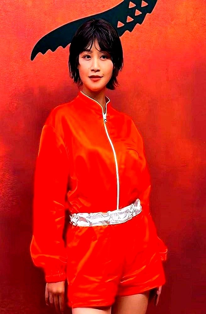 女明星去巴黎看秀，硬生生被全网嘲成了“少林武僧下山”。

就因为蓝盈莹穿了条橘色超短裤，露出了两条扎实的腱子肉。换别人遇上这阵仗，估计连夜删图发通稿挽尊了。但她往镜头前一站，舒展随性，对满屏调侃照单全收。

这腿绝对不是饿出来的。平时死磕铁块，才硬生生撕开了内娱风吹就倒的纸片人审美。她不怕被说壮，就