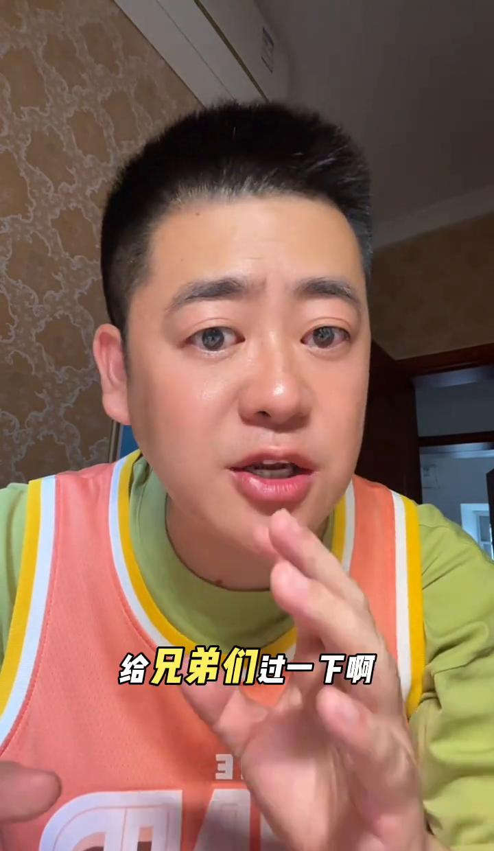 听说骑士为了签个大个子内线，打算交易或者裁掉惠特摩尔。
看那几个引援候选名单，我一眼就瞧见凯文·乐福了。
真没想到还能在骑士的名单里看到他。
当时他走的时候，我以为他这辈子都不会再回克利夫兰了。
不过现在的骑士确实缺内线深度，转了一圈，估计管理层发现还是老熟人靠谱。
但乐福年纪也确实大了，在热火待得
