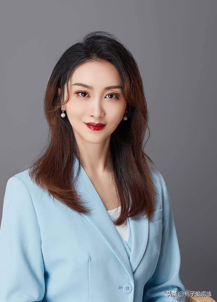 北理工这位裴老师的女性权益课被叫停了，原因就是她在选课群里说了句:“本门课有一定巧克力属性，可能会让某些同学不适”。

这句话很快被网友解读，对应网络上“狗吃巧克力会中毒”的梗，不少人认为这是提前给持不同意见的学生贴标签。原本这是一门探讨女性权益的通识选修课，高校开设这类议题课程，本意是提供理性讨论