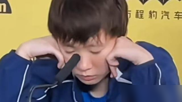 王曼昱靠挡板睡着了，记者刚要开口，她猛地惊醒甩出一句：快问，问完我要回去。
10月11日那场女单决赛，她4比0横扫佐藤瞳，四局只让对手拿了22分。前一天更狠，双线作战，救球时被队友踩到脚，整个人直接拍地上。她说当时天旋地转，膝盖擦破，没叫暂停，爬起来接着打。
赛后采访区，她困到眼皮打架，醒过来第