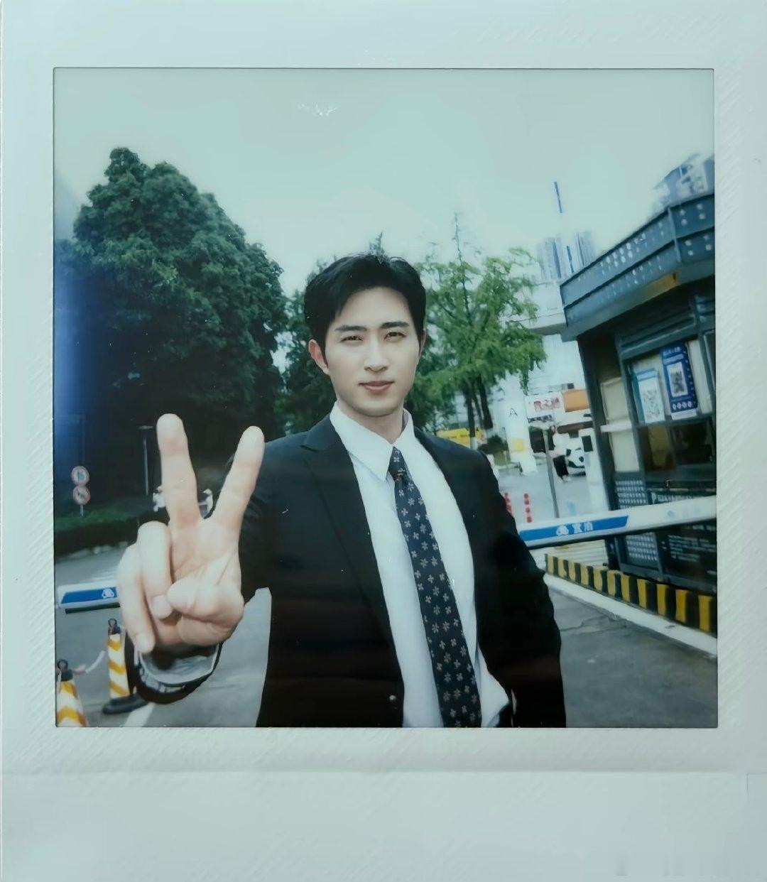#王凯沐[超话]#  万年剪刀手✌🏻[干杯]​