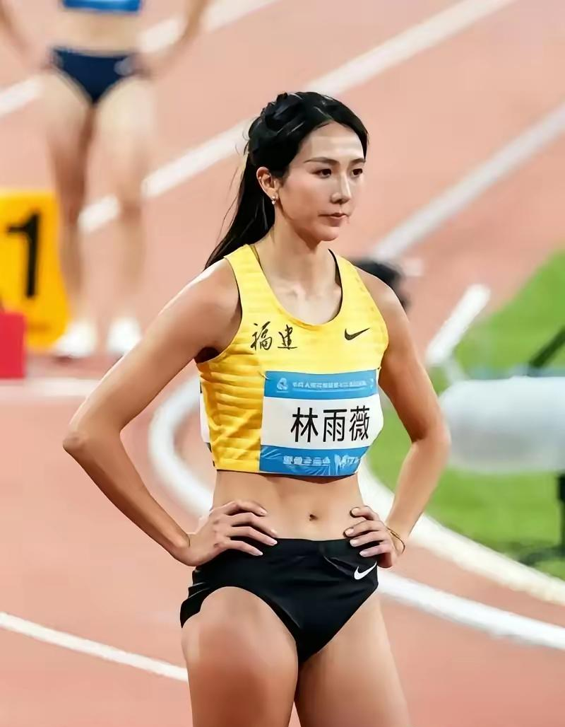 最近看名古屋亚运会女子100米栏的前瞻，日本31岁的中岛瞳跑出了12秒60，打破了保持33年的黄种人纪录。
而我们之前的吴艳妮和林雨薇，受伤病影响，今年最好成绩只在12秒99和13秒00。
两边相差了0.39秒。
平时说0.39秒，感觉就是眨个眼的工夫。
但搁在跨栏赛道上，这距离有点吓人。
这意味着