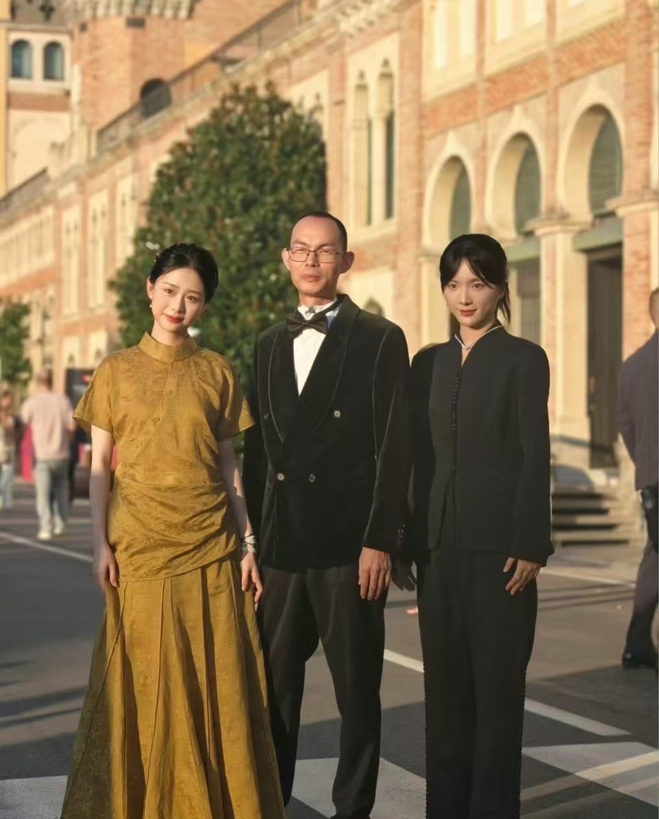 李思潼穿Dior，
确实很有排面、很有档次，
但这位网友评价很有意思:表面上是人穿衣服，实际上是衣服穿人。

高定礼服有严格的规定：不能坐、不能乱动、不能沾水、不能随便弯腰。穿上去整个人都被“绑架”了，每一步都得小心翼翼。

王晓慧那套6500的新中式呢？坐下、转身、弯腰、抬手摸簪子，想干嘛干嘛。衣