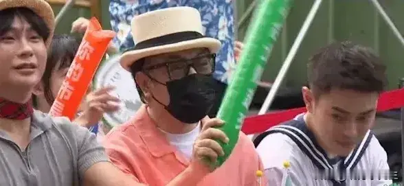 蔡康永今天出席民进党台北市长参选人沈伯洋的竞选总部成立大会时，身穿与活动主色调相近的橘色衬衫，戴着口罩坐在前排跟着参加活动的一帮牛鬼蛇神一起挥动手中的应援棒为沈伯洋加油。
蔡康永明明就是来支持沈伯洋的，可是面对媒体访问时却狡辩说，他今天只是来现场见识人潮的，顺便听听沈伯洋的想法。蔡康永这番说辞简直就