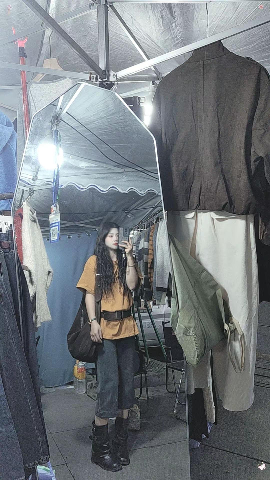 镜中人，衣中魂，每一件衣服都在诉说着自己的故事。🌟✨