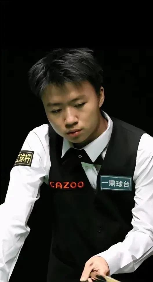 长沙斯诺克900公开赛决赛首阶段，江俊2比7落后郑宇伯，比分之外，更值得琢磨的是两人对规则的反应。
江俊是正统斯诺克职业选手，习惯慢出杆、细打磨，可900赛制20秒限时、单局15分钟，根本不给他磨的空间。越急越乱，简单球失误不断。郑宇伯中式台球出身，打斯诺克算业余，但出手快、准度稳，反而如鱼得水。