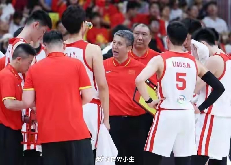 #中国男篮亚运征程任重道远# 中国男篮亚运名单确定，崔永熙取代贺希宁，胡明轩、廖三宁等后场担纲。世预赛两连胜提升士气，但亚运对手风格多样，阵容轮换和临场调整至关重要 ​
