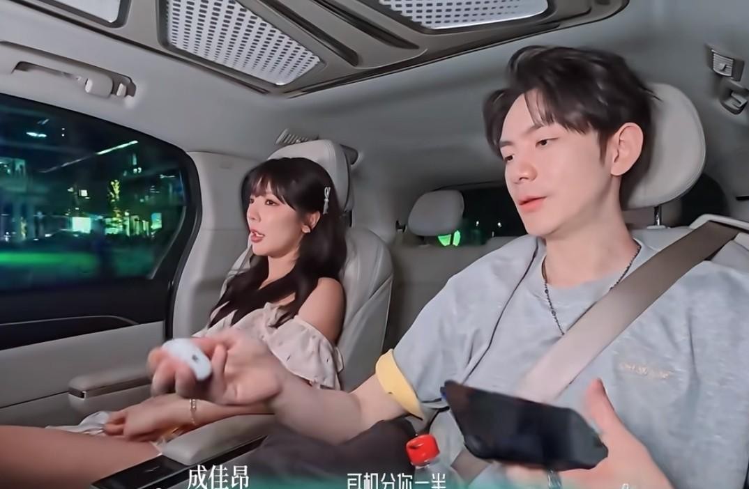 在恋综里看似气场两米八的成熟姐姐，往往被拿下的方式最简单。
别看赵奕欢平时一副刀枪不入的大女主模样，真正能戳中她的，从来不是什么花里胡哨的套路，就是两个字：直球。
很多人觉得女明星去这种节目不过是走个通告、维持下曝光，但凡多看两眼就能发现，她这次想认真脱单的意图简直写在脸上。
同一屋檐下的不少