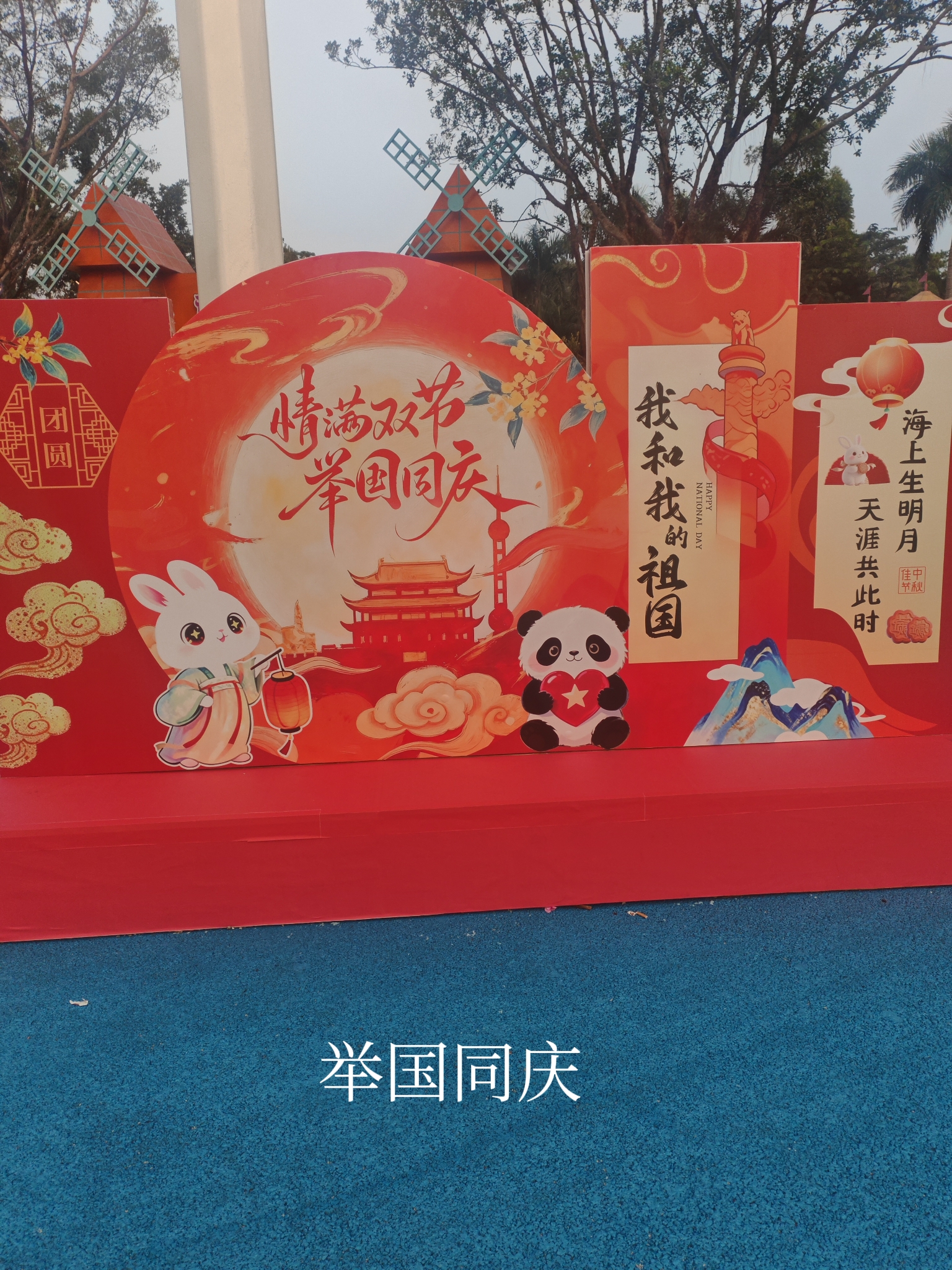 深蓝L06这波定价真的把我看愣了。
去年刚上市起步价还13.29万，这次新款直接干到11.49万，降了快两万就算了，配置还疯狂加，之前只有顶配才有的、和300万法拉利同源的磁流变悬架，现在Ultra版往上都给配上了，每秒1000次阻尼调节，响应速度是普通CDC悬架的20倍，过减速带几乎感觉不到余震。