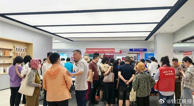 #开学3件套齐涨价家长预算直冲2万#【开学三件套齐涨价，杭州妈妈直呼吃不消：预算直冲20000元】#这届家长的开学账单有点烫手# 受AI算力爆发挤占芯片产能影响，开学“三件套”（手机、电脑、平板）价格普涨，家庭预算从1万多飙至近2万。热门电脑涨15%-25%，硬盘翻倍，苹果优惠力度缩水。专家称涨价或持 ​