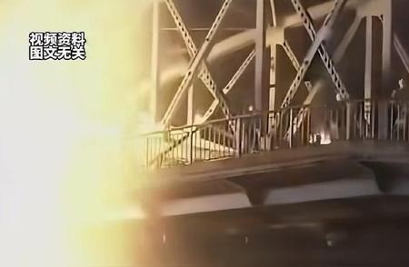 俄军突然把目标对准了基辅的桥，地铁还在上面跑着
战争打到2026年10月，俄乌冲突已经进入一个新的阶段，双方争夺的东西早就不只是前线几公里土地，而是整个战争体系还能不能保持正常运转。过去几年，俄军远程打击重点集中在能源设施、军工目标、交通枢纽等领域，而乌克兰也不断利用无人机攻击俄罗斯境内能源和军事设
