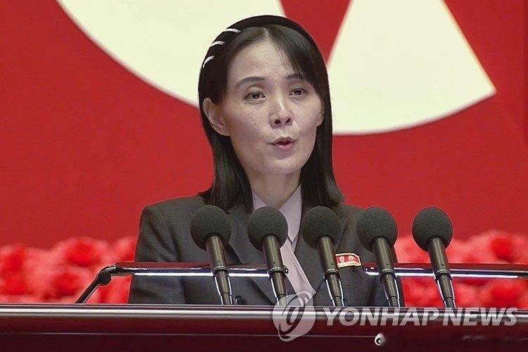 【金与正谴责美主导多国联演 暗示将强硬应对】#朝鲜# 朝鲜劳动党中央委员会总务部长金与正17日发表谈话，谴责美国主导的多国联合军演，批评韩日等地区内国家参演，并暗示朝方将强硬应对。 ​​​​