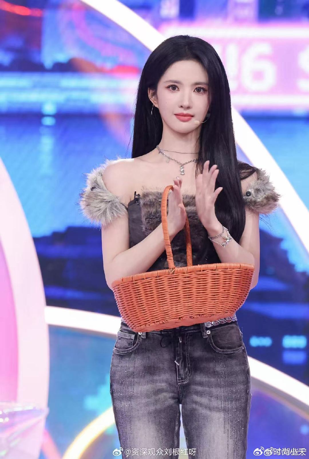 #刘些宁魏哲鸣贴脸那一下# #你好星期六#
《I miss you》舞台名场面打卡，刘些宁魏哲鸣配合默契满分，唱跳卡点干脆利落，贴脸互动氛围感直接焊死，强强对戏的感觉太过过瘾。 ​