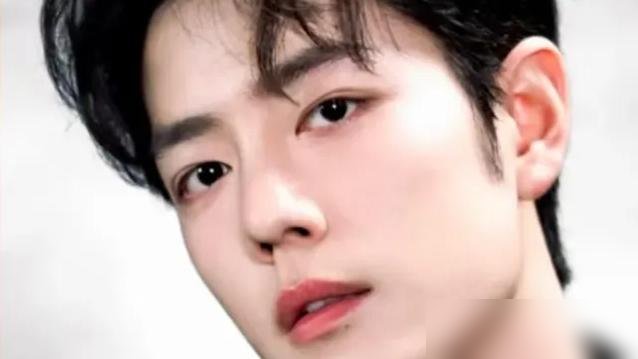 肖战开演唱会，黄牛把前排炒到25万一张。
这不是重点。重点是工作室直接掀了桌子，放弃行业惯例里15%的内部票，要求100%公开卖，强实名，刷脸进场。
别的明星开唱，票还没卖，黄牛手里先攥着一把。肖战这边，大麦想看人数两小时破百万，票档从390到1960，硬是没给黄牛留后门。
南京首站，连开三天