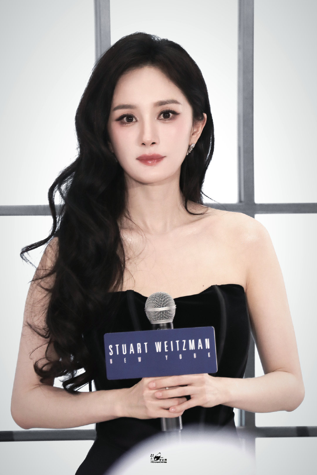#杨幂[超话]# 🥀 #杨幂剪彩神图#  

烟熏玫瑰

网网的返图来了｜20260909SW ​
