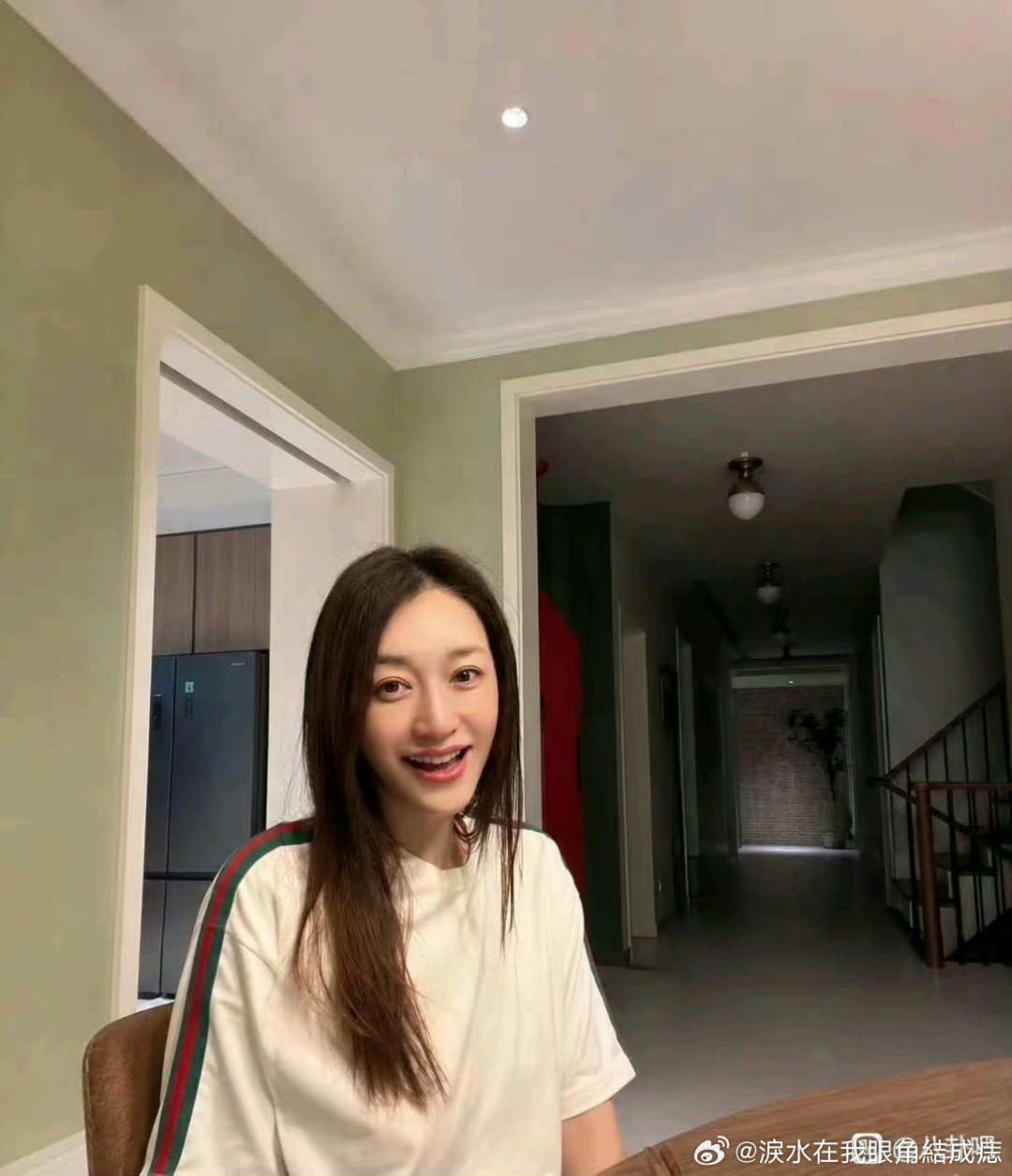 李小冉离婚后首晒新家：
300㎡复式里，一个人吃饭的餐桌特别安静 ​​​