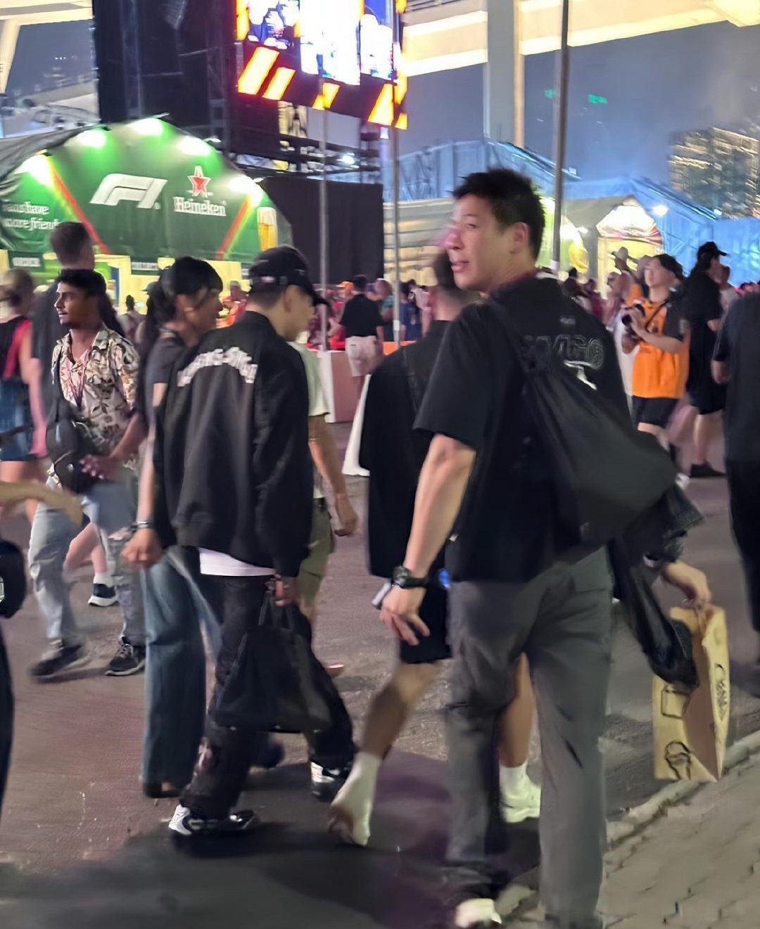 45岁林俊杰和女友七七，新加坡街头甜蜜偶遇。 ​