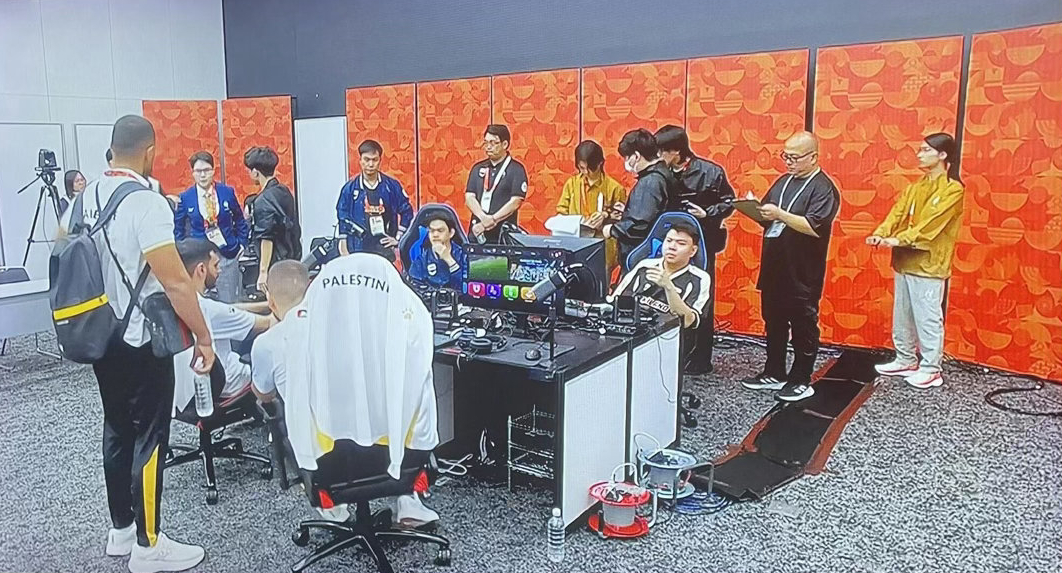 这波对比确实有点残忍。
杭州的“星际战舰”是亚洲首座为亚运专门新建的专业电竞馆，15面屏、192个演艺灯、斗屏能升22米，观众席下还有收声系统，赛时沉浸式，赛后能打篮球开演唱会。名古屋这边部分资格赛直接安排在会议室里，布局被泰国网友吐槽“像酒店培训室隔板隔开”“像在网吧后门打”。
一个叫 ​