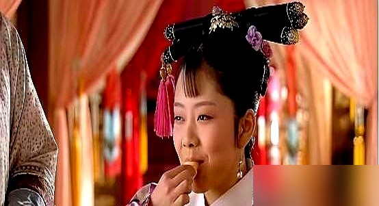 谭松韵拍《甄嬛传》那年20岁，导演郑晓龙让她多吃，往圆润了养，她妈天天熬汤给她灌，就为了那张像红苹果的脸。她试镜更绝，录了段吃糕点的视频发过去，边吃边念台词，吃相毫无顾忌，就这么把淳贵人拿下了。全剧组都说她是团宠，道具点心天天被别的演员蹭，她自己在采访里反复讲，这角色就是想笑就笑想哭就哭。可观众不这