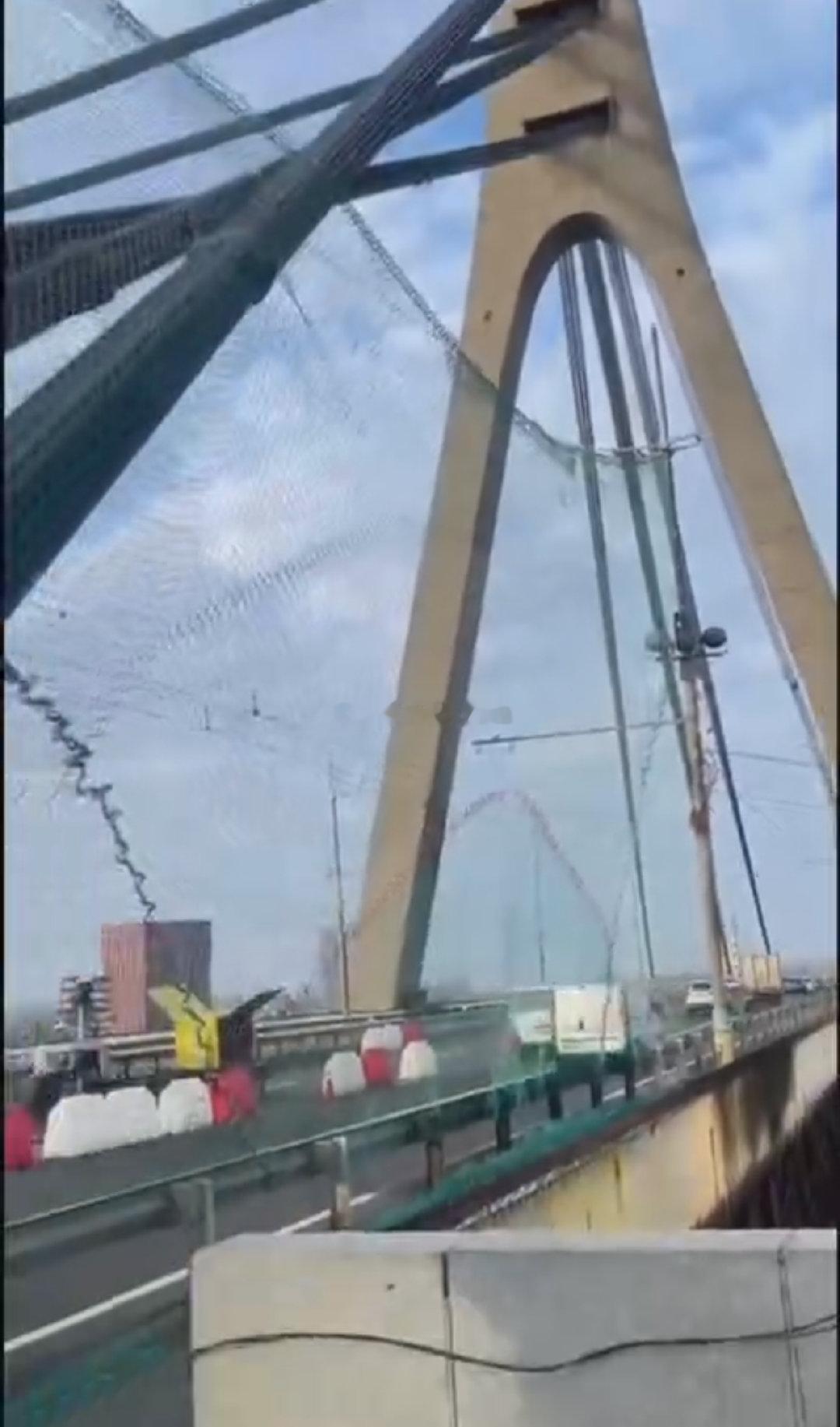 基辅北桥正在安装渔网式防护结构——格栅状框架，用于防御无人✈️。
坐标：50.492, 30.54

欢迎加入:
#俄乌局势新进展##缅北电诈头目赚1亿要分3成给明家##海岸猎人水相[超话]# ​