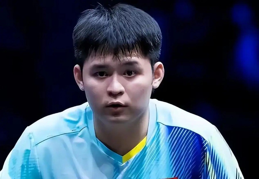 21岁林诗栋32分钟4比0横扫世界第一王楚钦，颁奖却遭观众哄笑“打一单”，央视一声“头哥”让全网风向彻底变了
名古屋亚运会男单决赛，林诗栋4比0横扫王楚钦，四局比分11比5、11比8、13比11、11比5，全程仅32分钟。颁奖环节，亚军王楚钦登场欢呼雷动，冠军林诗栋却只收获稀落掌声，还夹杂着“林诗栋