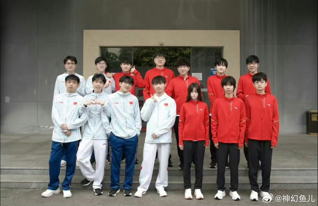 #永劫无间祝贺第五人格亚运夺金#
竞技同心，荣耀与共，这便是电竞最动人的模样。当第五人格中国队拿下亚运金牌，同样站上亚运最高领奖台的永劫无间赛事官方，送上了真挚的祝贺。不同的赛场，同样的热爱，两款项目的国家队选手，都熬过无数日夜的训练，在赛场之上拼尽全力，为国争光。
电竞从来不是孤军 ​