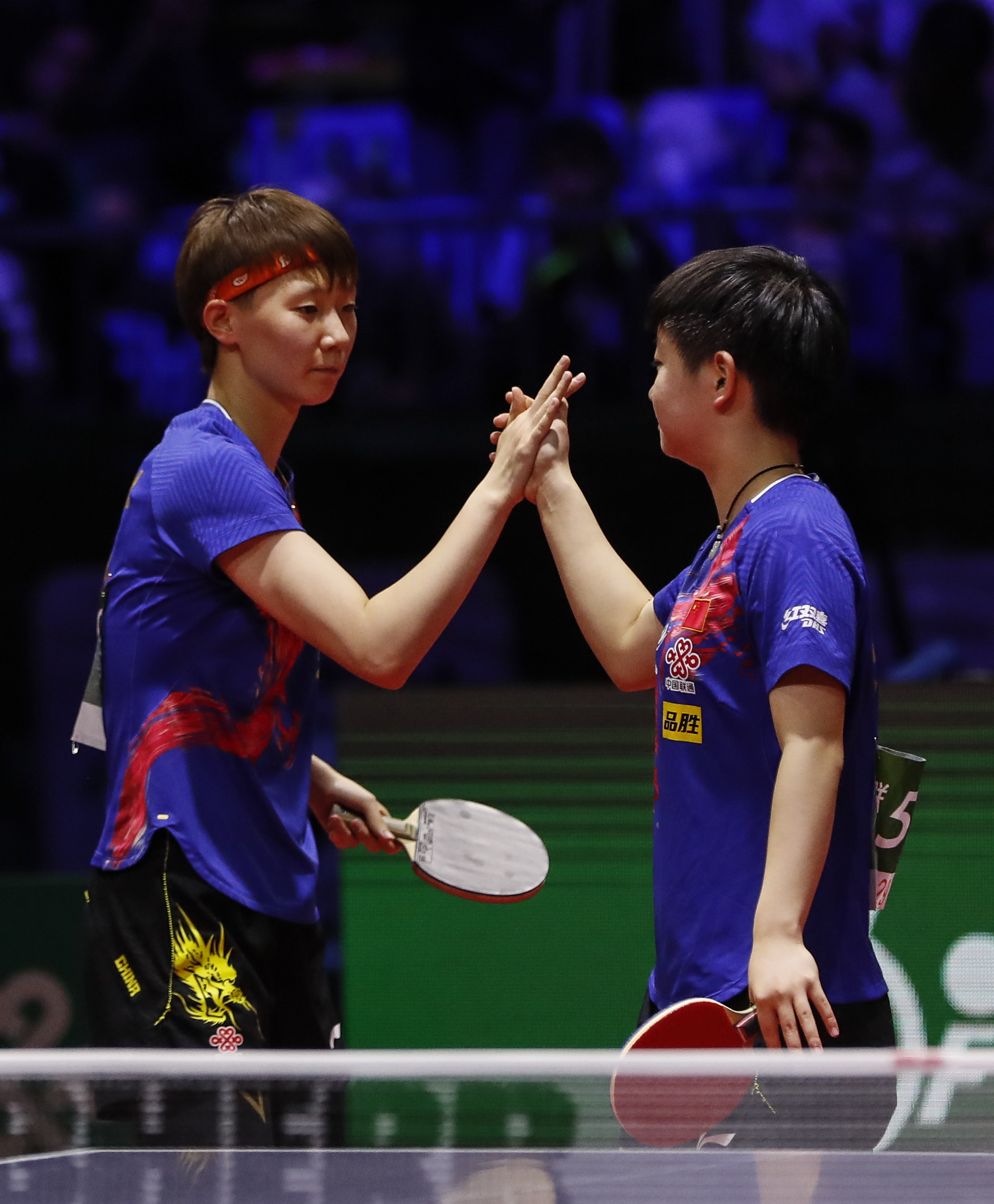 王曼昱赢了，孙颖莎输了，2026名古屋亚运会乒乓球女单决赛，金银牌都留在了中国队。

赛后采访，孙颖莎第一句话就是祝贺王曼昱。她说双方发挥都不错。但比赛开局她连丢两局，这个坑挖得太深了。孙颖莎自己心里清楚，第一局或者第二局哪怕拿下一局，后面局面可能完全不一样。

打到后面，孙颖莎感觉能力跟不上了。她