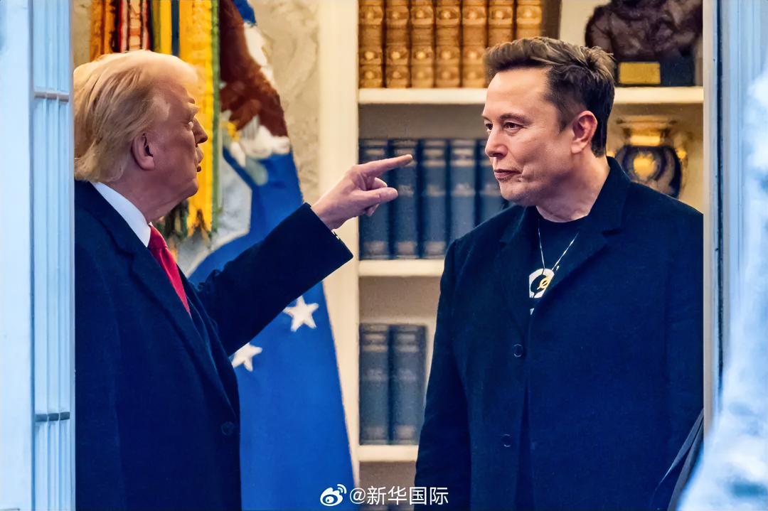 一通电话撕破伪装！星链风波，暴露美国最大短板
 
一边公开表态不曾下达限速指令，还主动替马斯克开脱责任；一边私下拨通电话表达不满，勒令尽快放开乌克兰星链的相关限制，这场前后反差极强的闹剧，把美国政坛内部的矛盾摊在了全世界眼前。
 
星链早已不是普通民用上网工具，已经变成前线战场上支撑乌军预警、通信的