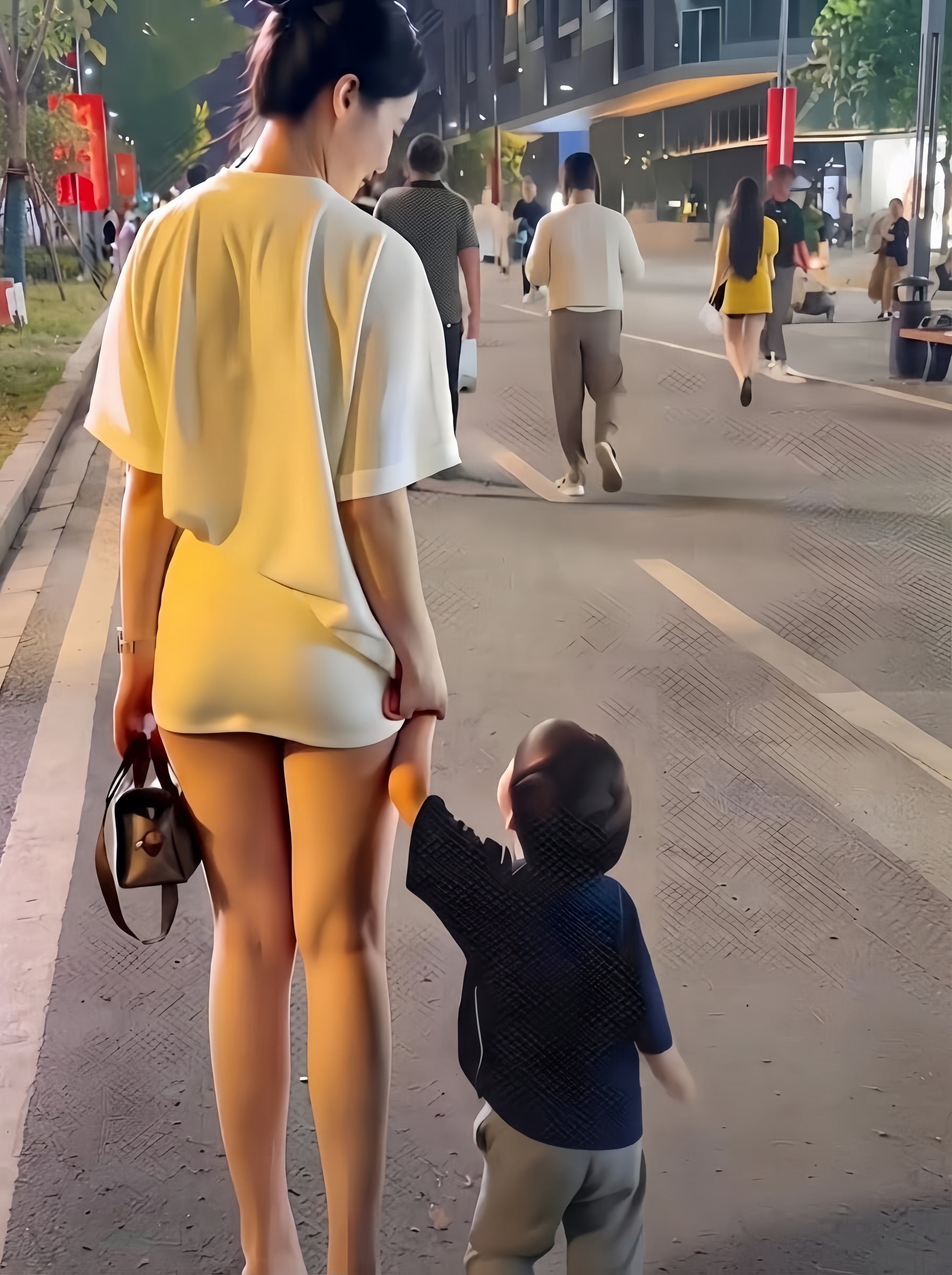 男人一旦患上“孟德综合症”，看谁都像貂蝉，见谁都想吟诗一首。

年纪增长定力却倒退，审美范围也与时俱进，主打一个曹操精神：宁可错过饭局，也不愿错过美女。

男人的“孟德综合症”很难治：年轻时见一个爱一个，年长后见一个想一个。

嘴上说欣赏美，心里却盘算着，能不能加个微信。