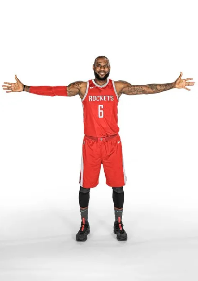 詹姆斯愿意签中产或底薪？火媒晒照：何不放手一搏？  近日，ESPN薪资...