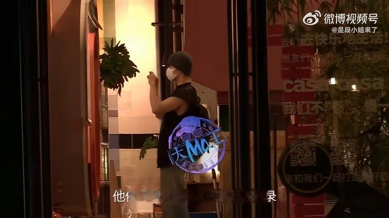 923就爱赞这天也太幸福了
有歌有剧 还有被偶遇的哥[awsl] ​