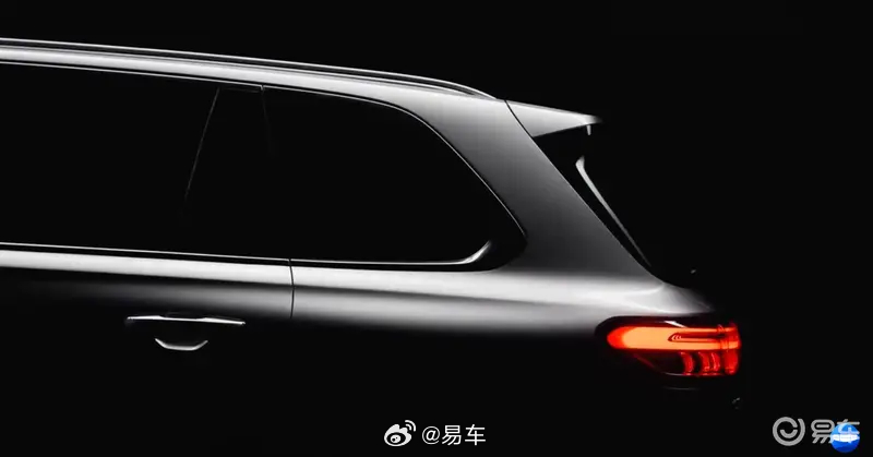 #新车速递#【吉利星越L PLUS预告图发布 定位中大型旗舰智混SUV】日前，吉利汽车官方发布星越L PLUS预告视频。新车官方定位为中大型旗舰智混SUV，将搭载激光雷达硬件，并官宣新车“即将登场”。此前申报信息显示，新车车身长宽高分别为4955x1960x1769mm，轴距2900mm，将搭载20或21英寸轮圈，有多种轮圈 ​