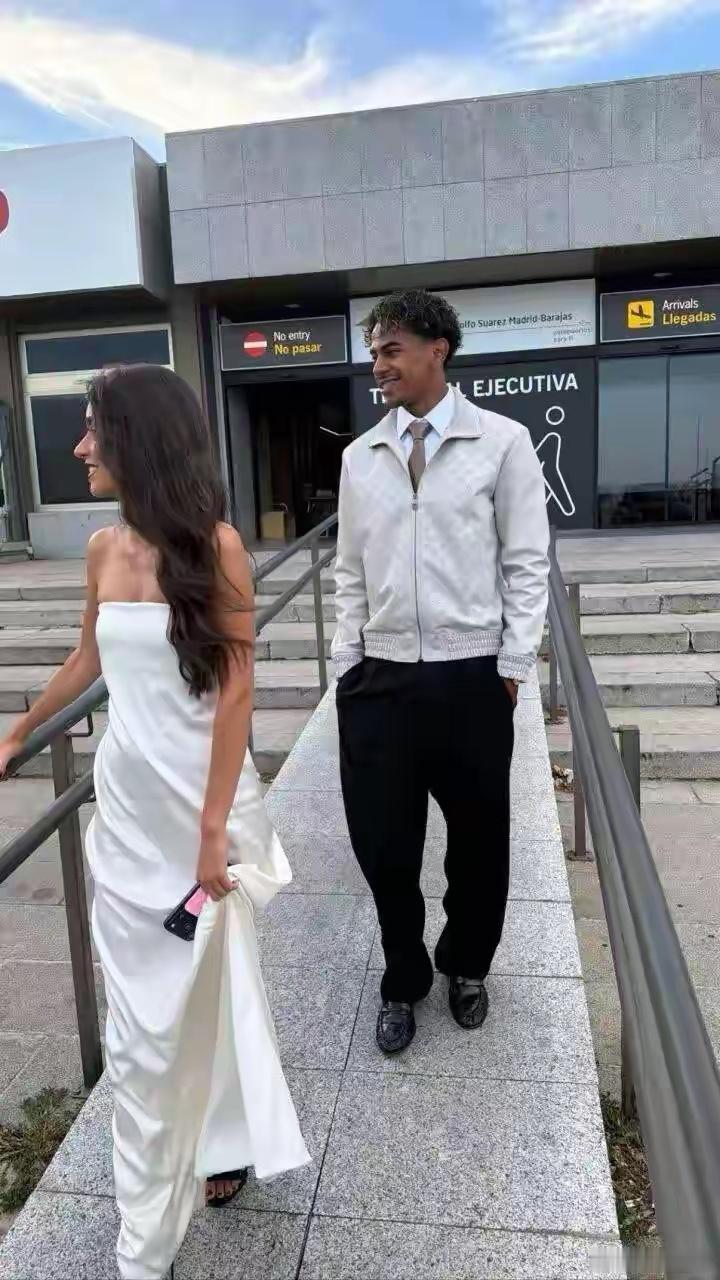 #亚马尔狂夸女友#

假，和女友的甜蜜日常公开后，温柔告白细节瞬间刷屏全网。
职业球员的赛场拼搏和私下生活，一直都是大众关注的焦点。年轻的足坛小将总能凭借鲜活真实的生活状态，收获大量关注。巴萨天才球员亚马尔，近期就用一场浪漫的巴黎短途旅行，展现出和赛场凌厉风格截然不同的温柔一面。
西甲 ​