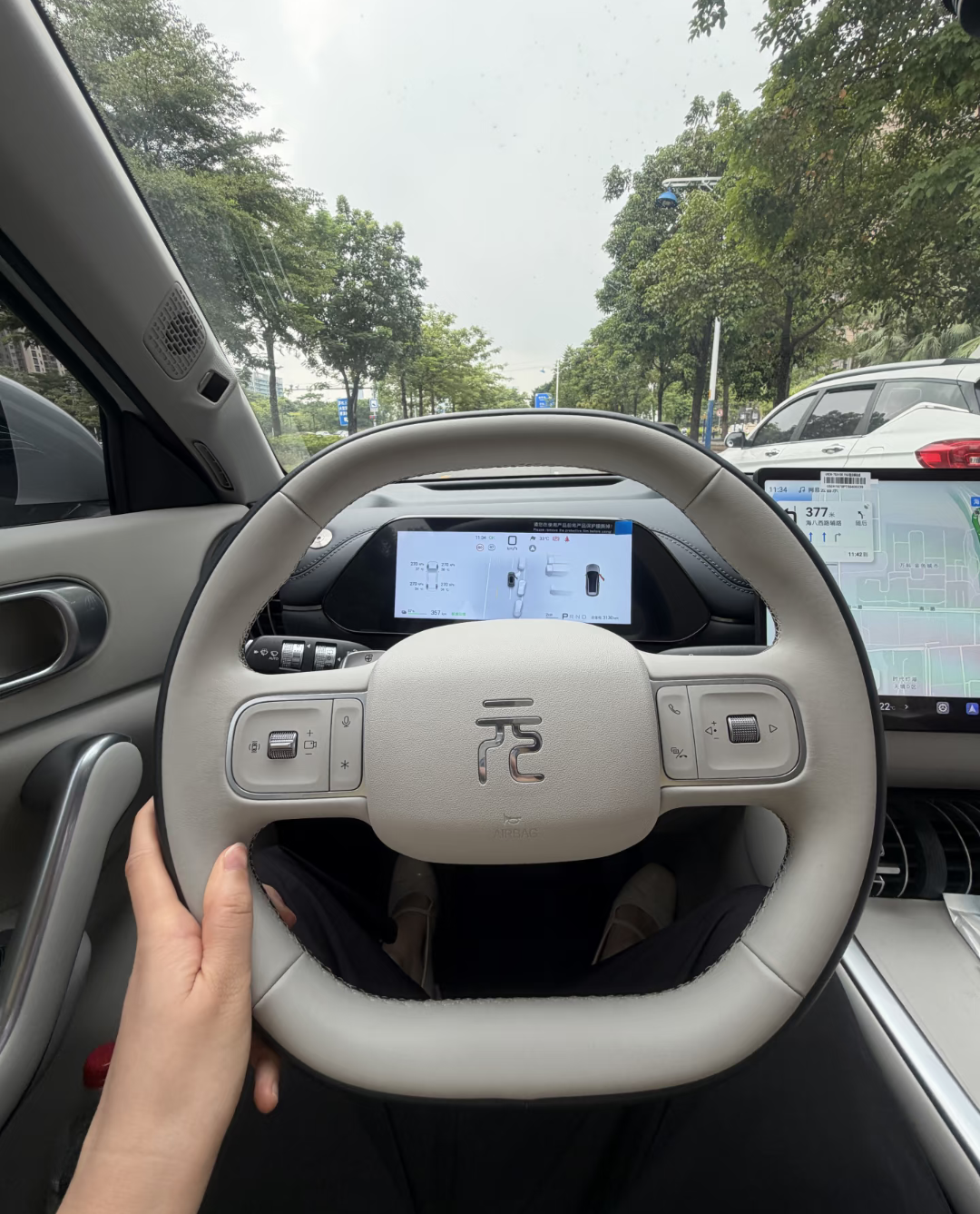 再一次去比亚迪看车，新款元plus车型原来换代升级了，我打开车门，发现内饰颜值更高了，说实话之前旧款车型内饰实在欣赏不来，所以运动为主题，比亚迪元plus对比元up车型，续航更长，元plus纯电续航500公里，而且后悬架采用价格更贵的多连杆独立悬架，行驶质感更好，该车全系标配直流快充配置，用车特别方