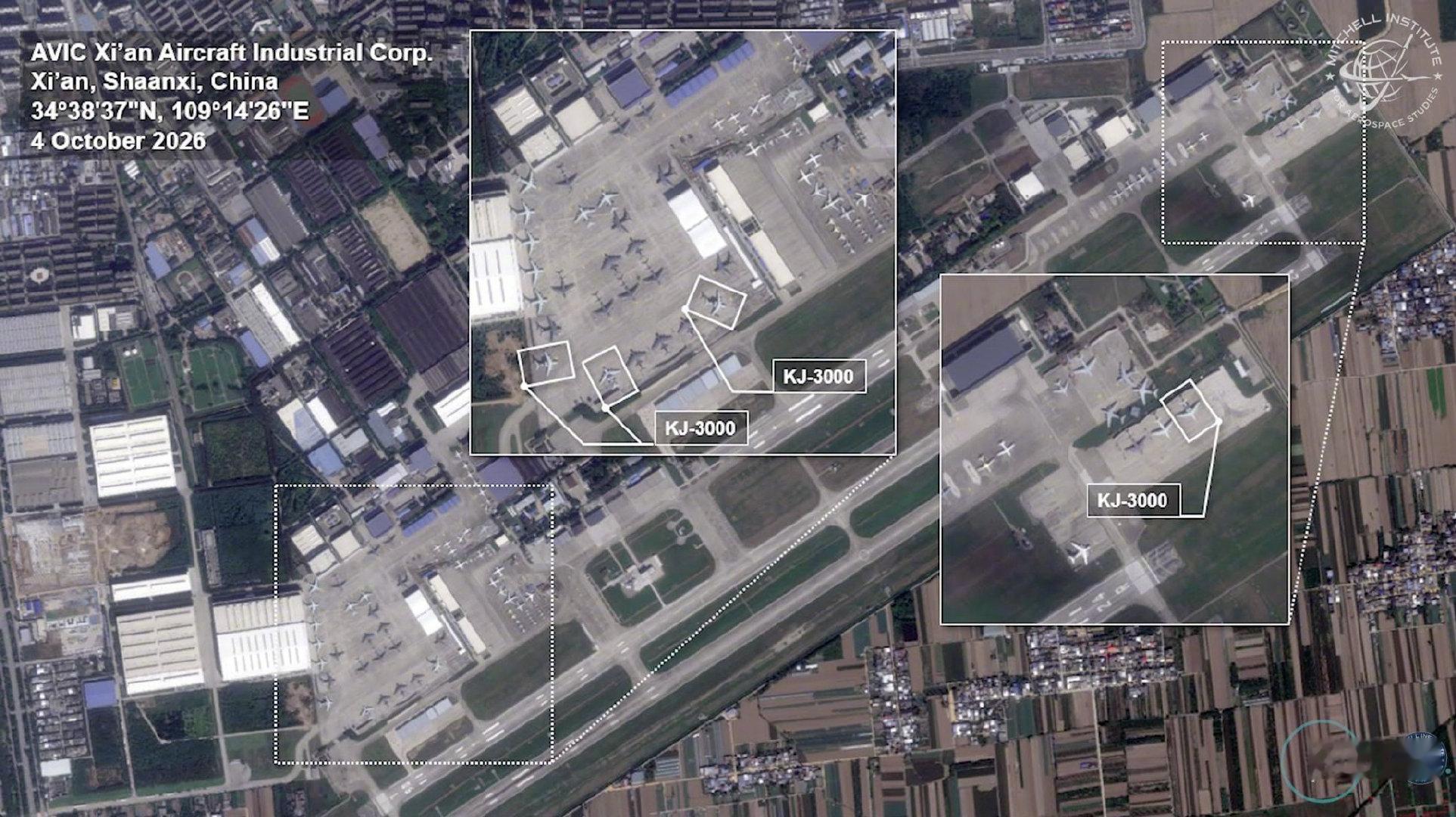 空警-3000预警机很可能量产了，某地机场卫星图片，出现了四架空警-3000，

放大以后，通过双面阵的雷达外形可以辨认出来。

#解放军三面围台演习释放何种信号# ​