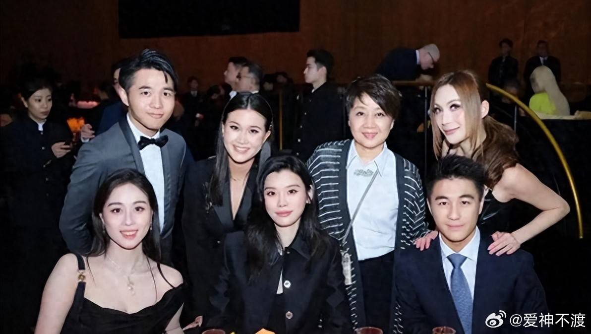 奚梦瑶：以为嫁给何猷君就够幸福了，没成想，现在幸福再次升级。七年光阴流逝，她竟以令人惊艳的姿态，将原本看似劣势的局面，逆转成了一场耀眼的胜利 ​