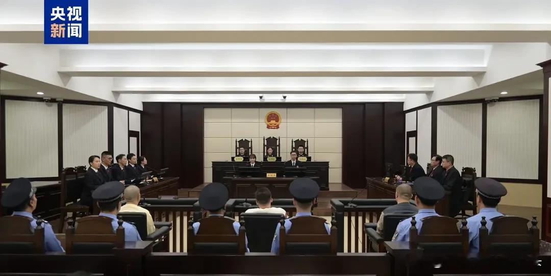 大快人心！缅北魏家犯罪集团一审宣判，3人死刑！犯我强汉者，虽远必诛🔥
 
正义不会缺席！10月13日，缅北臭名昭著的魏家犯罪集团迎来一审宣判。
魏怀仁、陈大卫、廖景芳，三名核心主犯判处死刑！另有3人无期徒刑，55名团伙成员获有期徒刑，一并没收财产、驱逐出境 。
 
这就是曾经盘踞缅北果敢的魏家，手握