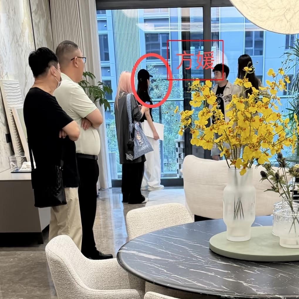 有网友在上海偶遇天王嫂方媛，她好像在看房！她本人还是蛮好看的，虽然个子不高，但是很有气质，不得不说，她嫁给郭富城是妥妥的跨越阶级了，上海的豪宅，不是一般人能买得起的，郭富城对她也确实不错，恋爱时大方官宣，结婚时也举办了隆重的婚礼，还把她父母从安徽老家，接到香港住，给足了她体面，她就是所谓的拿到“大结