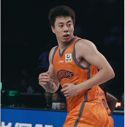 上海105-90大胜北控，看看数据，卫冕冠军上海队的球星们打的如何出色！

1.张镇麟，辽宁旧将，17中8，拿下28+3+4，表现太出色了

2.古德温，新科FMVP,14中7，拿下20+5+14，上海队的灵魂人物，拉塞尔过来给你打替补

3.李弘权，9中6，拿下15+8+3，国内顶级3D球员，绝对