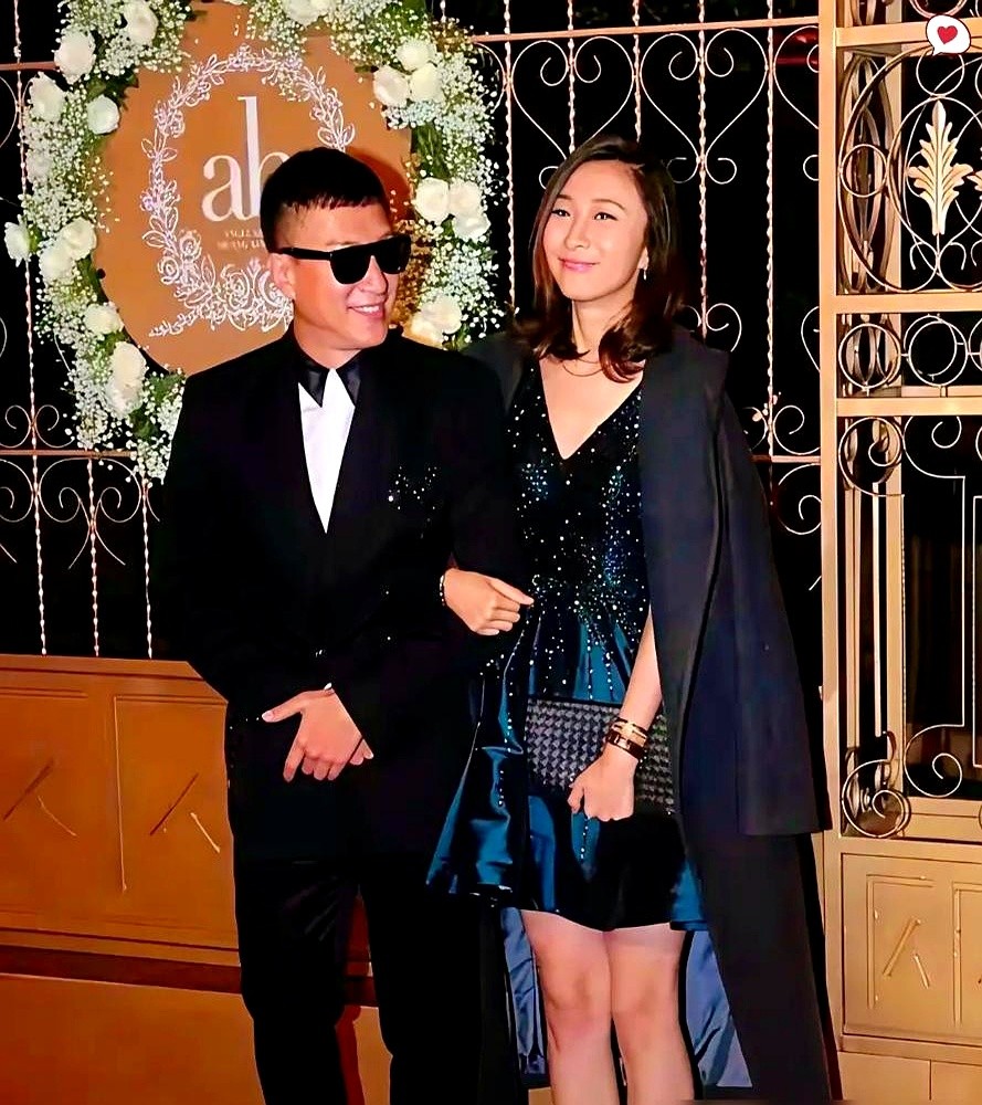 孙红雷起身挡掉敬酒，旁边那个没怎么出声的女人，底牌硬得吓人。

饭局上王骏迪端坐着，不插话不抢风头。孙红雷眼神时不时扫过去，倒茶、拉椅子，动作熟练得像拿捏了无数遍。

别以为这是大佬和金丝雀的戏码。人家是维也纳音乐学院出来的女高音，大提琴专业级。舞台是她自己退的，根本不是被谁圈养。

俩人平时逛三里