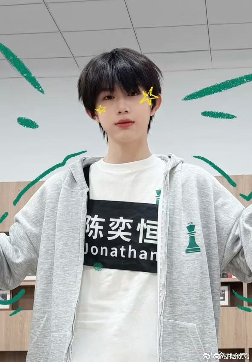 考核现场即兴发挥超亮眼，丝毫看不出慌乱，自信从容的模样格外帅气 ​​​