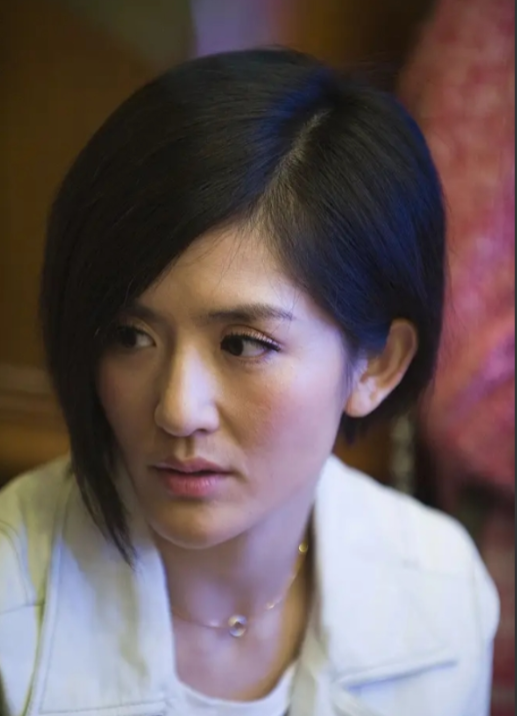 一次，谢娜在包文婧那借了3万澳元，后来还给她3万人民币，包文婧闷闷不乐，直接问她：娜姐，我给你借的可是3万澳元呀！
 

2019年那会儿，谢娜跟着《妻子的浪漫旅行》去澳洲录制，同行的有章子怡、袁咏仪、包文婧。
 
一群人在悉尼逛街，谢娜看中一只包，想买下来，翻了翻钱包，澳元现金不够，张杰的卡也刷不