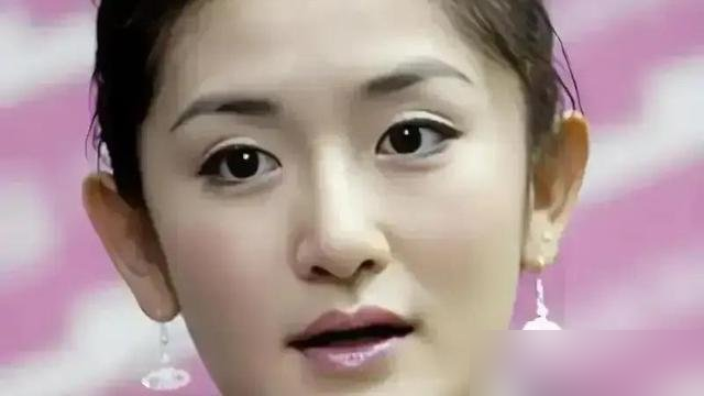 借三万澳元，还三万人民币，包文婧当场就撂脸了。
《妻子的浪漫旅行》录到墨尔本，谢娜看上个手工包，折合人民币十五万。卡刷不出来，包文婧拿包贝尔的卡垫了。
回国谢娜让弟弟转账还钱，只说了三万，没说币种。弟弟照三万人民币打过去，中间差出十二万。
后来节目里包文婧提了一嘴，场面瞬间微妙。谢娜当场补了差